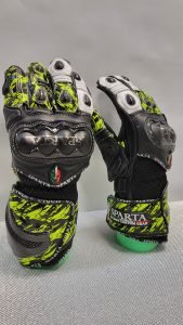 Guanto Shirin con inserto in fibra di carbonio sul dorso per protezione e rigidità.