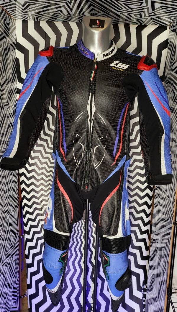 "Tuta Sparta Verona ultraleggera progettata per motard, supermotard, pitbike, Ohvale e moto da velocità, con materiali premium e protezioni integrate CE."