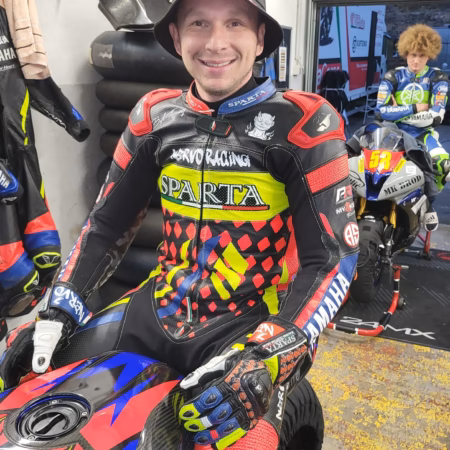 Tuta Gamma Elite – Massima Performance, Vestibilità Su Misura Progettata per i piloti più esigenti, la Gamma Elite è la tuta da moto su misura che unisce prestazioni professionali, sicurezza di alto livello e un design completamente personalizzabile. Ideale per pista e strada, è la scelta definitiva per chi pretende il massimo, senza compromessi. Caratteristiche principali: Sparta - Personalizzato BeSparta Verona