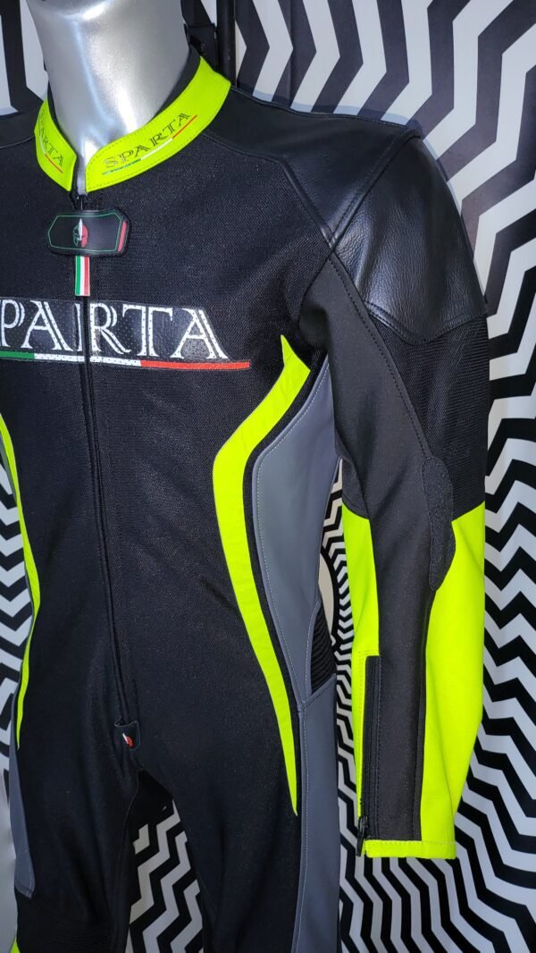Immagine di una tuta Sparta Verona in tessuto e pelle, con design elegante e dettagli personalizzabili.