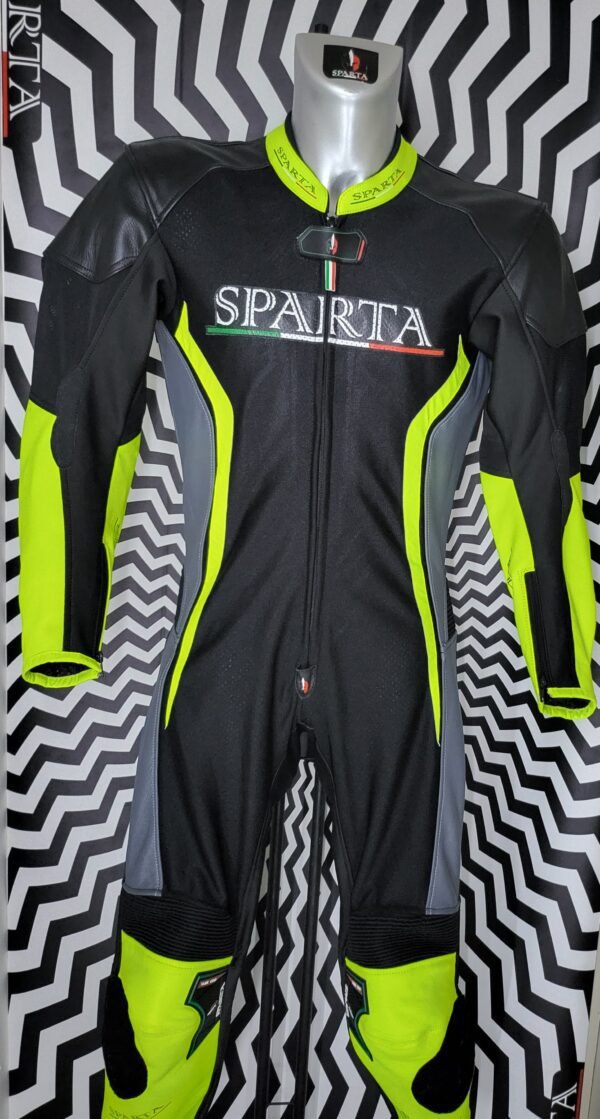 Immagine di una tuta Sparta Verona in tessuto e pelle, con design elegante e dettagli personalizzabili.