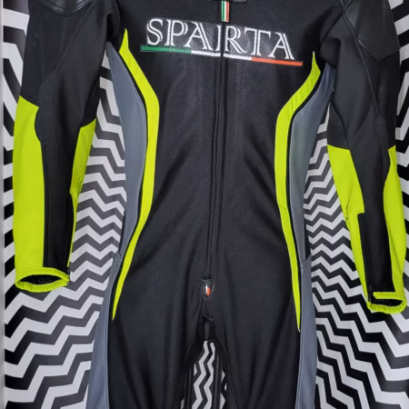 Immagine di una tuta Sparta Verona in tessuto e pelle, con design elegante e dettagli personalizzabili. abbigliamento moto - Personalizzato BeSparta Verona